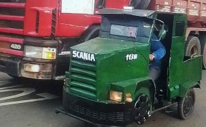 mini-scania-frabricado-sobre-una-moto-1