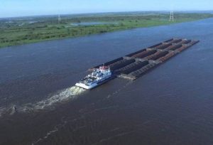 embarcacion-transita-por-la-hidrovia-parana-paraguay