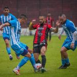 Gimnasia derrotó sobre el final a Defensores de Belgrano y continúa puntero