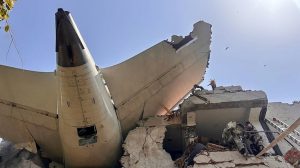 el-avion-llevaba-242-personas-a-bordo-y-se-estrello-sobre-una-zona-residencial-foto-afpcentral-industrial-security-force-ESHZWKHF55H6THXCR2UBJOA37U