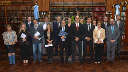 entrega-a-minsitro-de-gobierno-de-ante-proyecto-de-ley-creacion-consejo-de-la-magistratura-14425-1024x575jpg