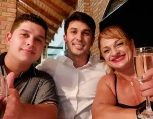 alexis-alejandro-junto-mama-524294-104125