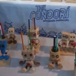 Leonardo Condorí transforma descartes en robots, lapiceros y lámparas en la Feria Campesina