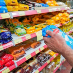 Tras la suba del dólar, empresas remarcan precios